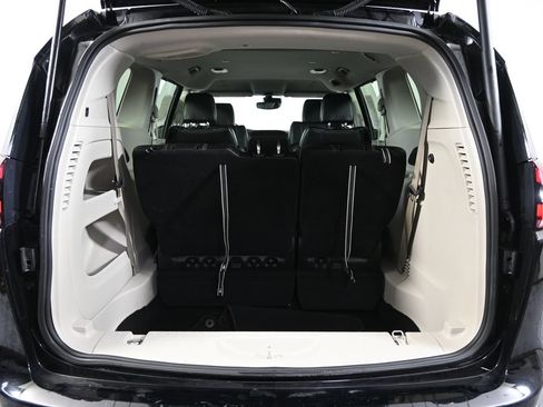 Used 2024 Chrysler Pacifica Touring-L FWD image 18