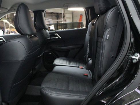 New 2026 Mitsubishi Outlander SE image 24