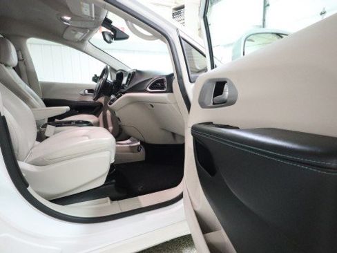 Used 2018 Chrysler Pacifica Touring-L FWD image 10