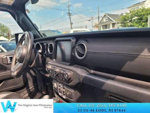 Used 2018 Jeep Wrangler Unlimited Sahara AWD/4WD image 15
