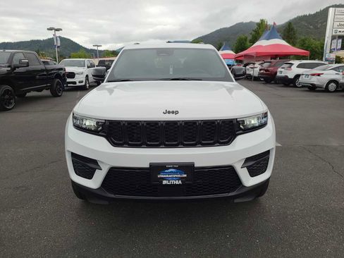 New 2025 Jeep Grand Cherokee Altitude image 14