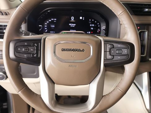 Used 2023 GMC Yukon Denali AWD/4WD image 3