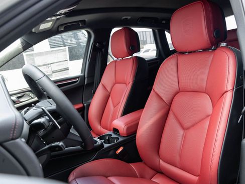 Certified 2025 Porsche Macan image 5