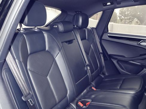 Certified 2022 Porsche Macan S image 24