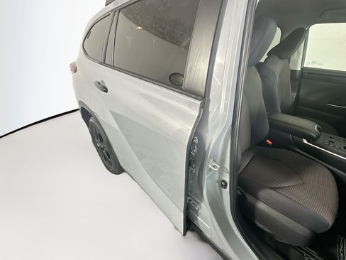 Used 2024 Toyota Highlander LE FWD image 28