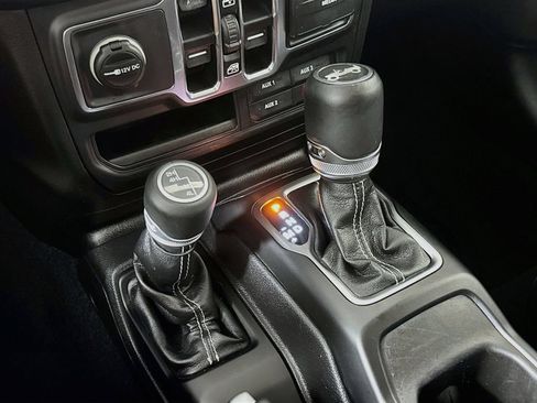 Used 2018 Jeep Wrangler Unlimited Sahara AWD/4WD image 19