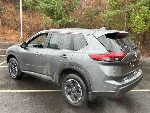 Used 2025 Nissan Rogue SV image 3