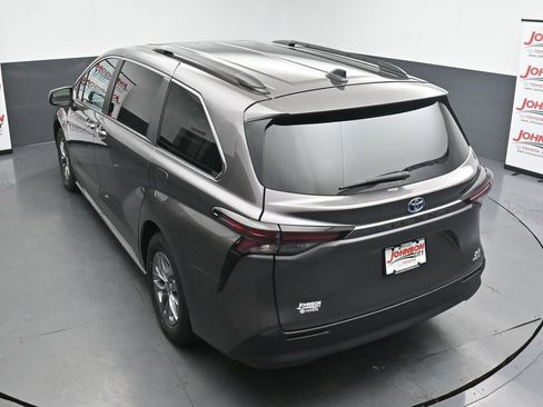 Used 2024 Toyota Sienna XLE FWD image 28