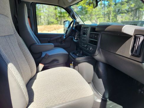 Used 2022 Chevrolet Express 3500 w/ Power Convenience Package RWD image 9