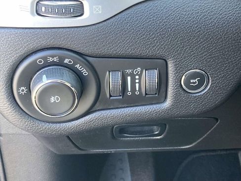 Used 2018 Jeep Cherokee Limited w/ Luxury Group FWD image 19