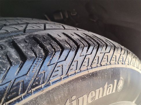 Used 2025 Land Rover Range Rover Velar Dynamic SE image 18