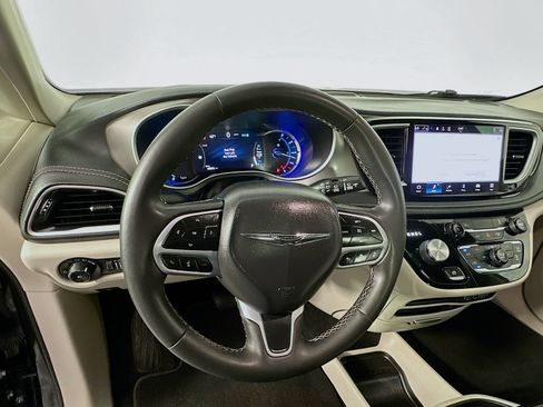 Used 2022 Chrysler Pacifica Touring-L FWD image 11