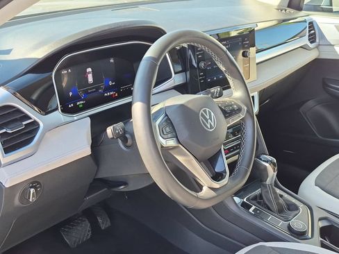 Used 2025 Volkswagen Taos SE AWD/4WD image 15