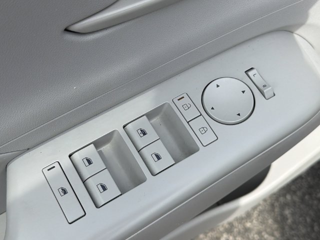 Certified 2025 Hyundai Kona SEL FWD image 31