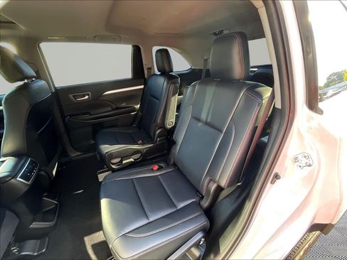 Used 2019 Toyota Highlander XLE w/ Protection Package #3 FWD image 22