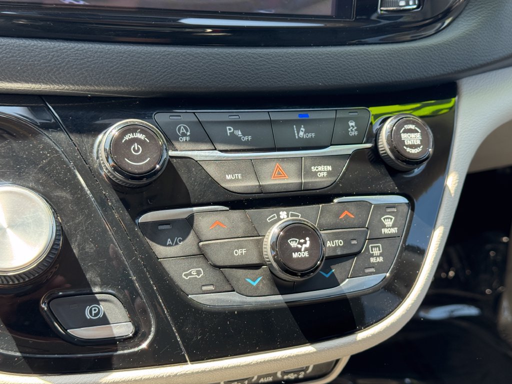 Used 2023 Chrysler Pacifica Touring-L FWD image 25