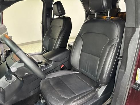 Used 2018 Ford Explorer XLT w/ Equipment Group 202A AWD/4WD image 17