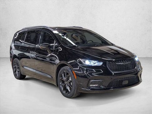 Used 2025 Chrysler Pacifica Limited image 3