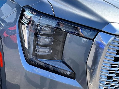 Used 2021 GMC Yukon Denali w/ Denali Premium Package image 32