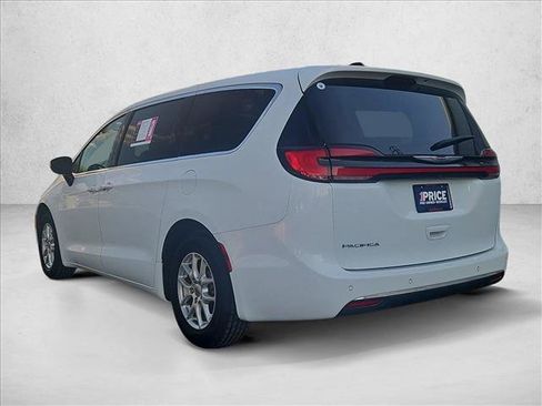 Used 2023 Chrysler Pacifica Touring-L FWD image 8