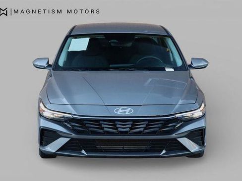 Used 2025 Hyundai Elantra SE w/ Cargo Package FWD image 5