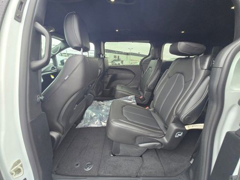 New 2026 Chrysler Pacifica Select image 17