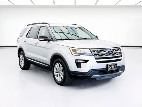 Used 2018 Ford Explorer XLT w/ Equipment Group 201A AWD/4WD image 3