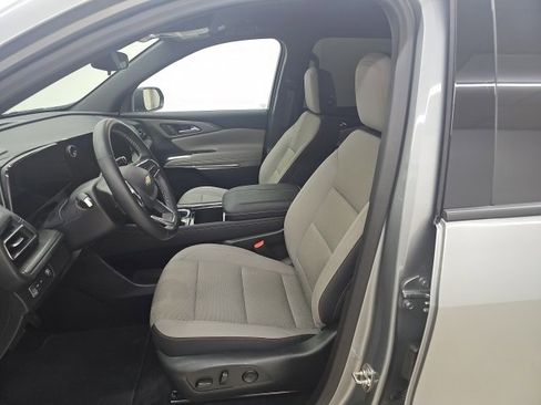 Used 2025 Chevrolet Traverse LT image 5