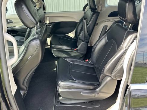 Used 2024 Chrysler Pacifica Limited FWD image 37
