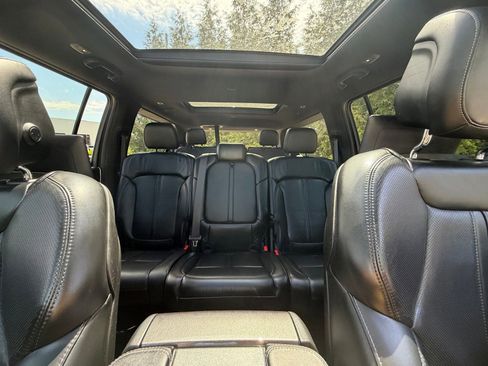 Used 2022 Jeep Wagoneer Series I w/ Premium Group I AWD/4WD image 3
