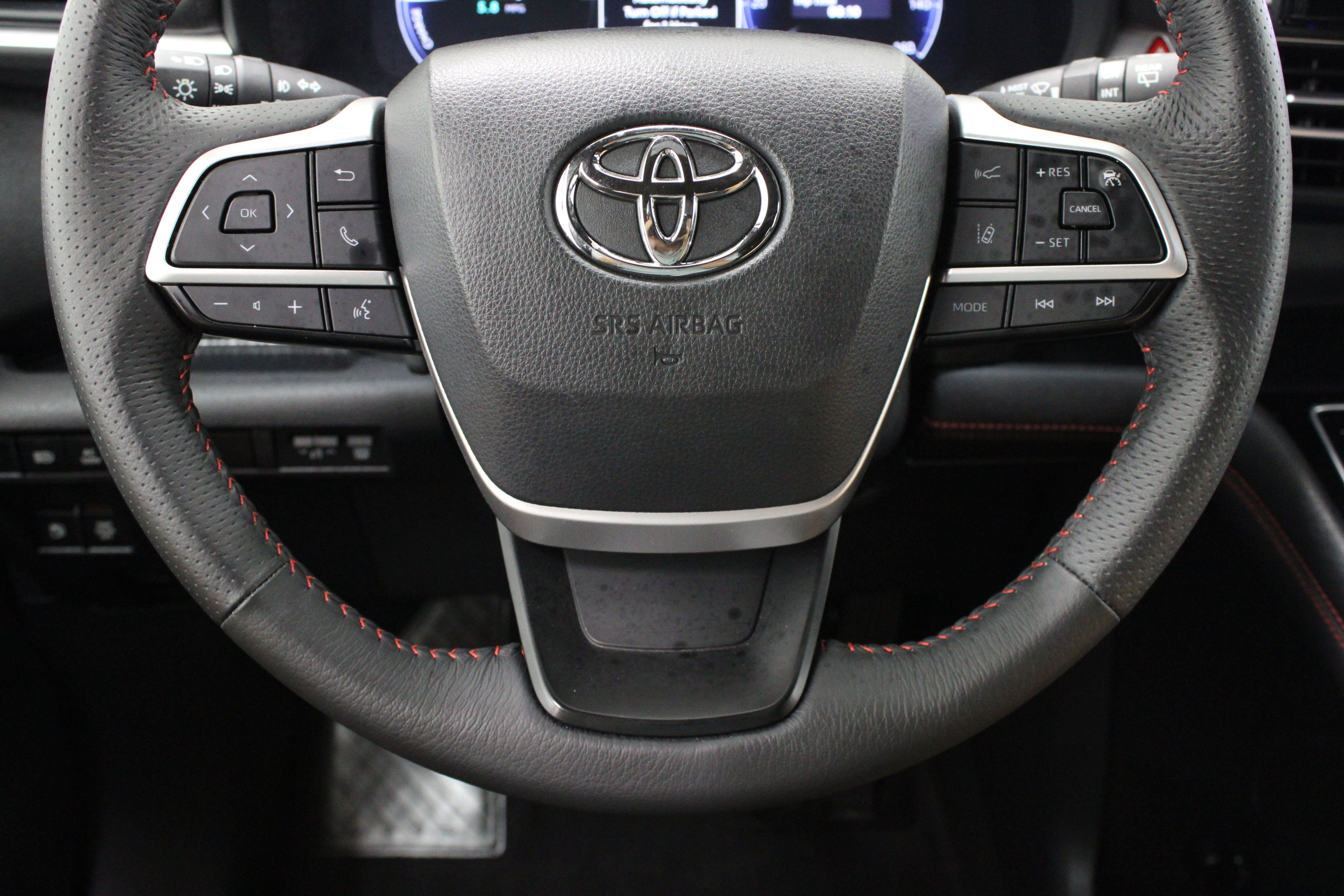 Used 2025 Toyota Sienna XSE w/ XSE Premium Package FWD image 25