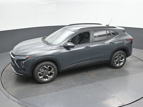 Used 2025 Chevrolet Trax LT w/ LT Convenience Package FWD image 33