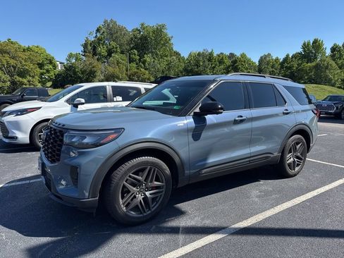 Used 2025 Ford Explorer ST-Line w/ Premium Package AWD/4WD image 4