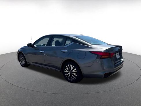 Used 2025 Nissan Altima 2.5 SV FWD image 10
