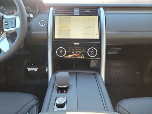 New 2024 Land Rover Discovery Metropolitan Edition image 26