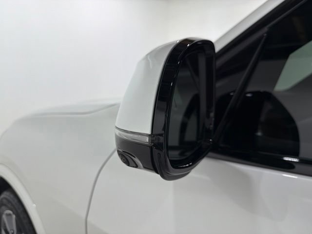 Used 2025 BMW X5 xDrive40i w/ M Sport Package AWD/4WD image 9