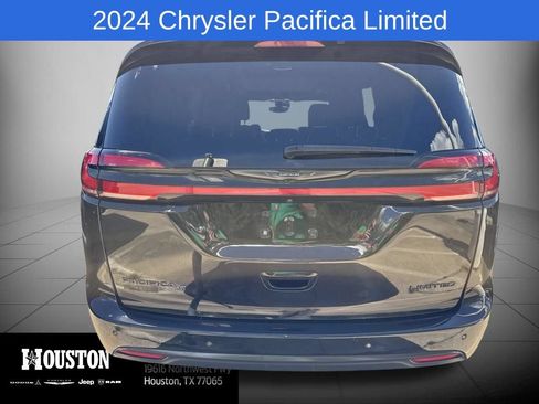 Used 2024 Chrysler Pacifica Limited w/ Uconnect Theater Family Group FWD image 6