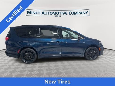 Used 2025 Chrysler Pacifica Limited FWD image 9