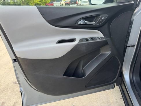 Used 2023 Chevrolet Equinox LS w/ LS Convenience Package FWD image 4