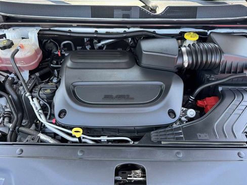 Used 2021 Chrysler Pacifica Touring-L FWD image 8