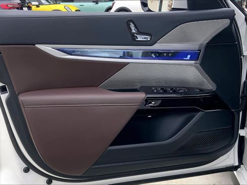 Used 2024 BMW 740i image 25