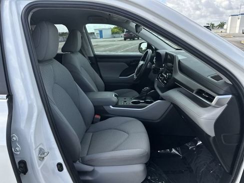 Used 2023 Toyota Highlander L FWD image 29