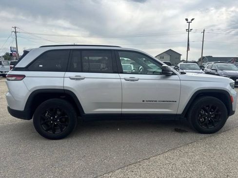 Used 2024 Jeep Grand Cherokee Altitude AWD/4WD image 13