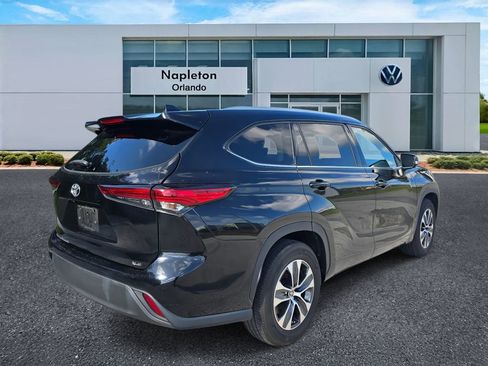 Used 2022 Toyota Highlander XLE image 5