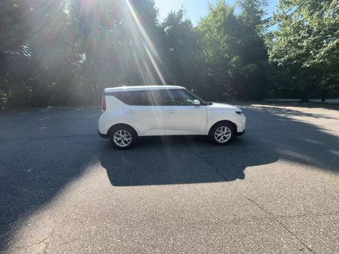 Used 2025 Kia Soul LX w/ LX Technology Package FWD image 16