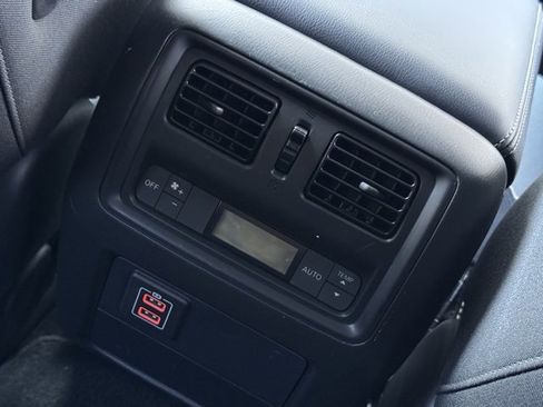 Used 2018 Nissan Pathfinder SV image 32