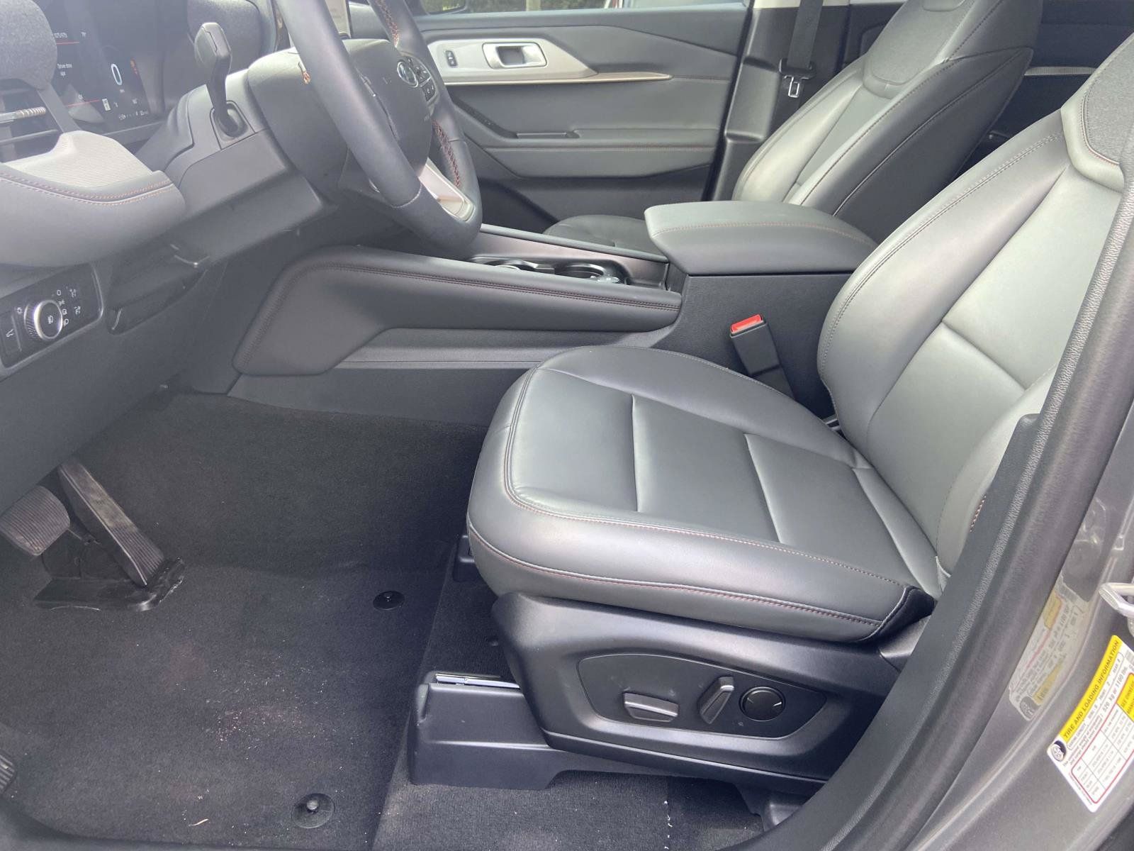 Used 2025 Ford Explorer Active w/ Active Comfort Package RWD image 17