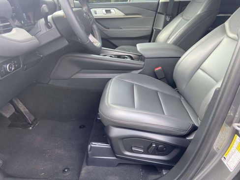 Used 2025 Ford Explorer Active w/ Active Comfort Package RWD image 17