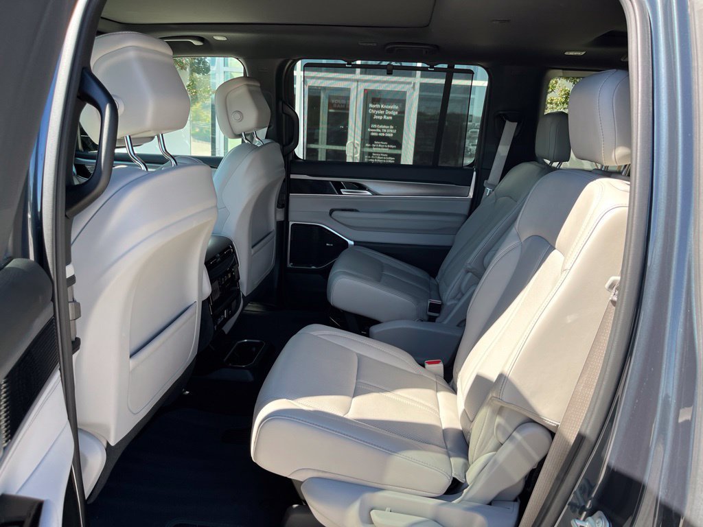 Used 2025 Jeep Wagoneer Series III w/ Premium Group I AWD/4WD image 16