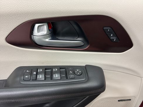 Used 2017 Chrysler Pacifica Limited FWD image 16